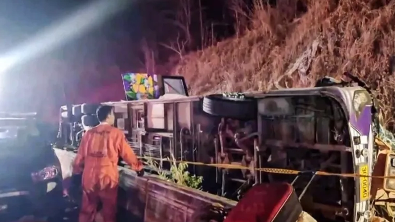 ব্রেক ফেল করে খাদে পর্যটক বাস, নিহত ১৮